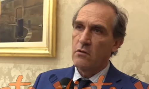 Limitar cidadania ao 3º grau e somente a quem fala italiano. Agora iniciativa é de senador governista que critica até consulados